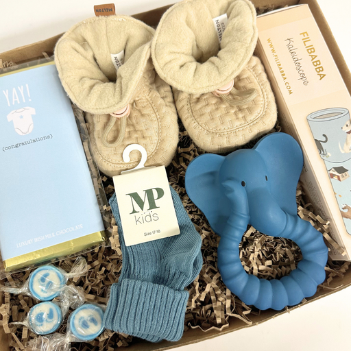 Stor overdådig gaveløsning med blå sager til baby og chokolade