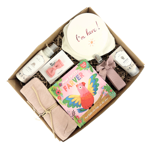 Stor barselsgave med lyserøde sager til den lille nye pige