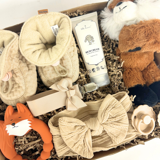 Stor og flot gave med beige sager og ræve til baby