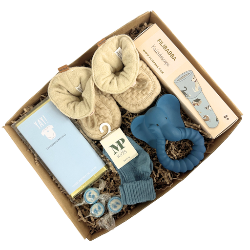 Stor overdådig gaveløsning med blå sager til baby og chokolade