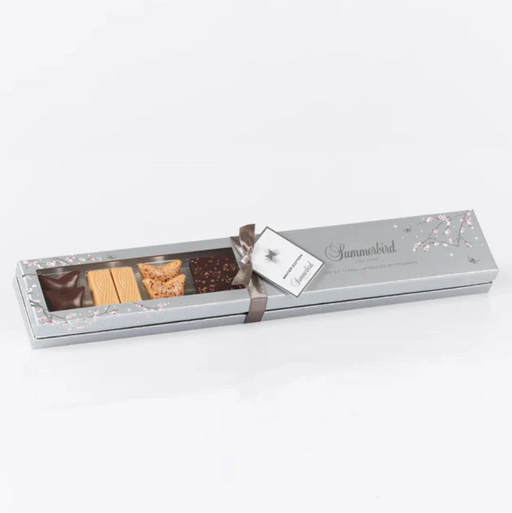 Summerbird 1879 Winter Edition – vegansk chokolade med mørk chokolade, fyldig marcipan og delikat grué, præsenteret som små hjerteformede praliner.