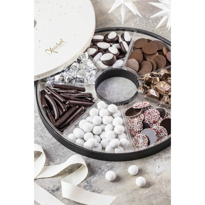 Rund hvid Xocolatl gaveæske med blandet chokolade set fra siden