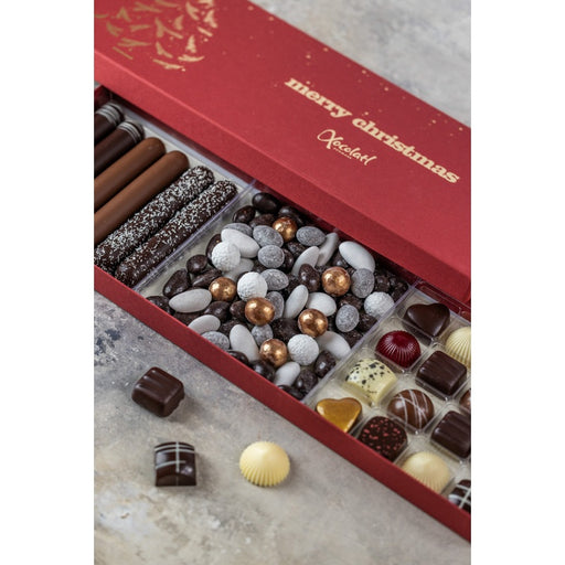 Xocolatl gaveæske med marcipanbarer og fyldte chokolader set tæt på