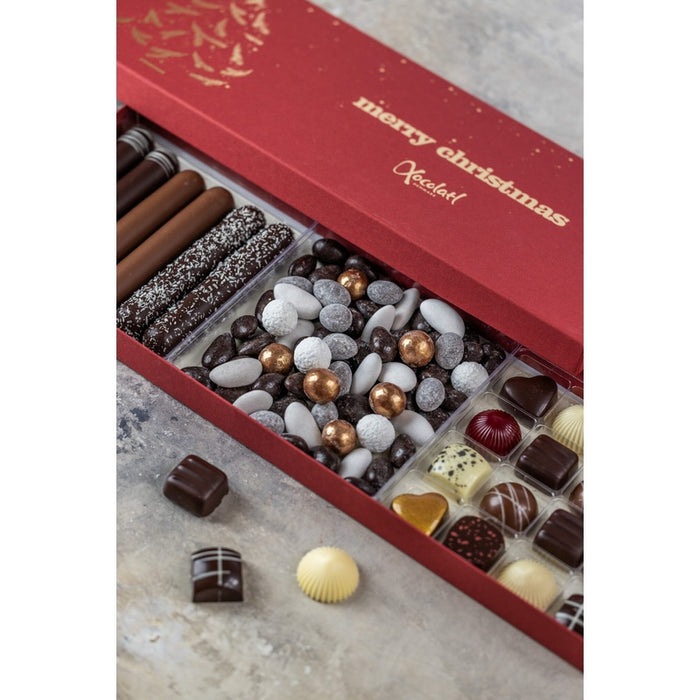 Xocolatl gaveæske med marcipanbarer og fyldte chokolader set tæt på